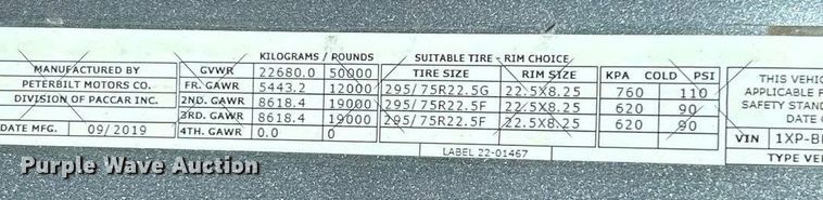 image for item ET3492 2020 Peterbilt 579 semi truck