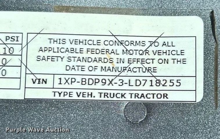 image for item ET3492 2020 Peterbilt 579 semi truck