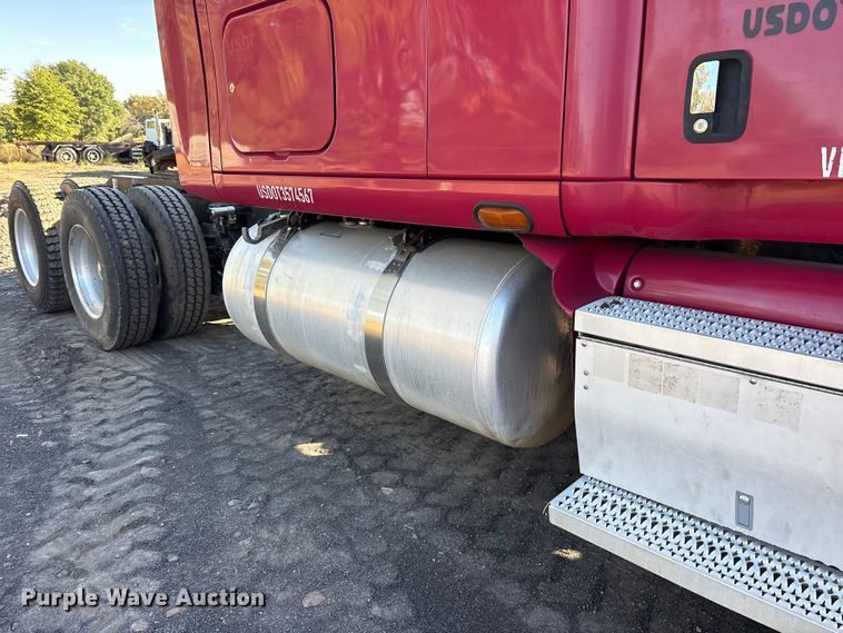 image for item ET7184 2005 Peterbilt 387 semi truck