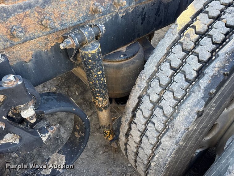 image for item ET7184 2005 Peterbilt 387 semi truck