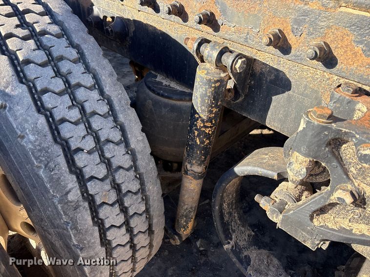 image for item ET7184 2005 Peterbilt 387 semi truck