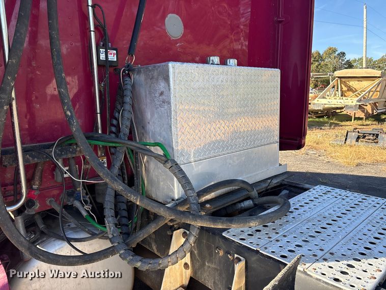 image for item ET7184 2005 Peterbilt 387 semi truck