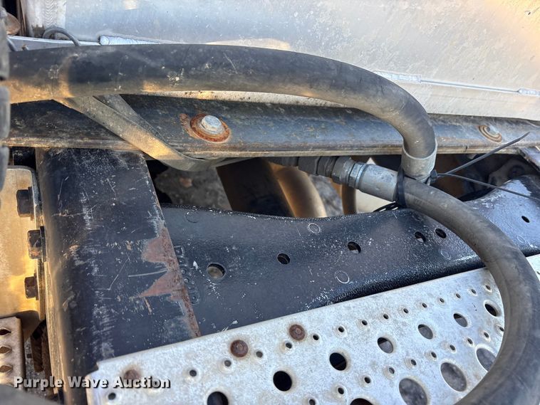 image for item ET7184 2005 Peterbilt 387 semi truck