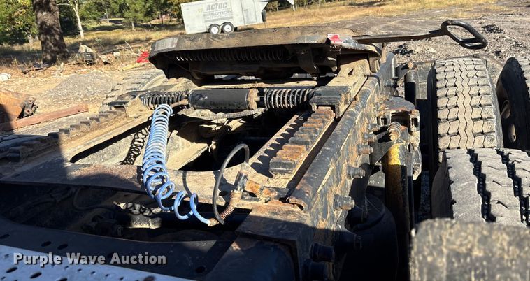 image for item ET7184 2005 Peterbilt 387 semi truck