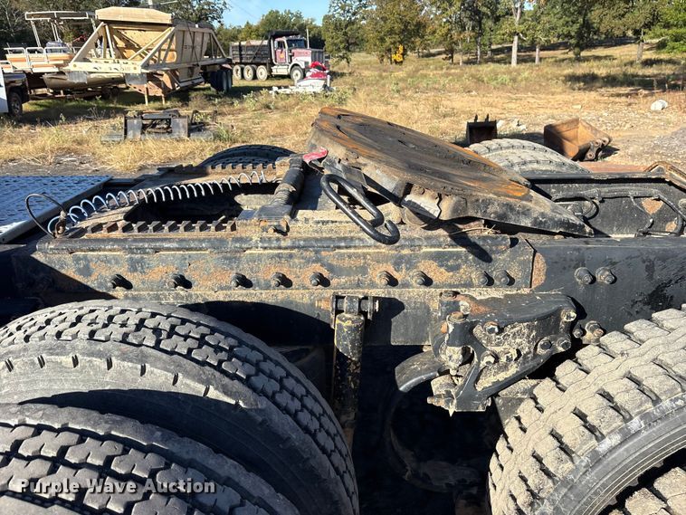 image for item ET7184 2005 Peterbilt 387 semi truck