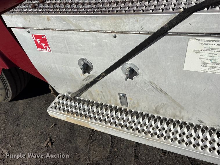 image for item ET7184 2005 Peterbilt 387 semi truck