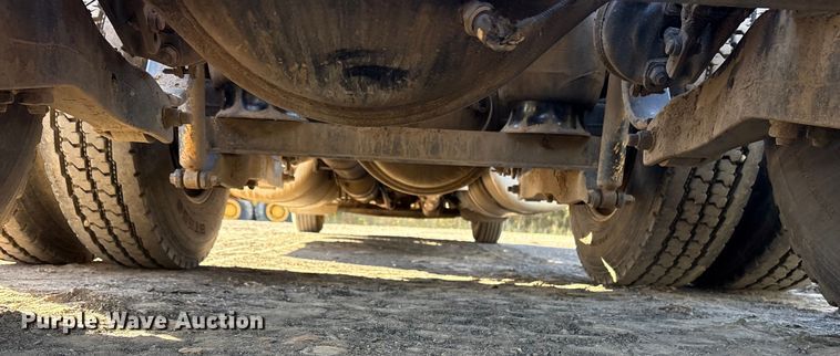 image for item ET7184 2005 Peterbilt 387 semi truck