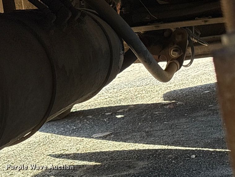 image for item ET7184 2005 Peterbilt 387 semi truck