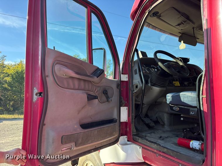 image for item ET7184 2005 Peterbilt 387 semi truck