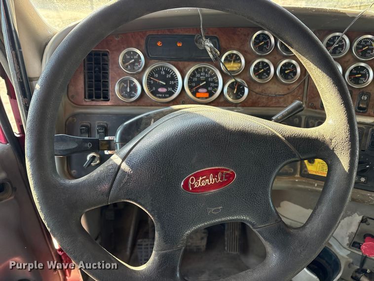 image for item ET7184 2005 Peterbilt 387 semi truck