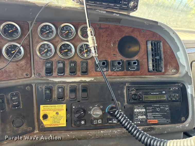 image for item ET7184 2005 Peterbilt 387 semi truck