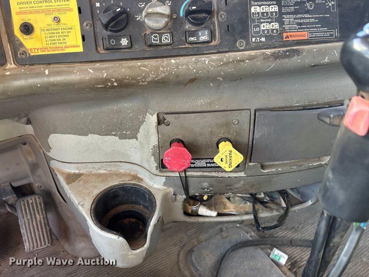 image for item ET7184 2005 Peterbilt 387 semi truck