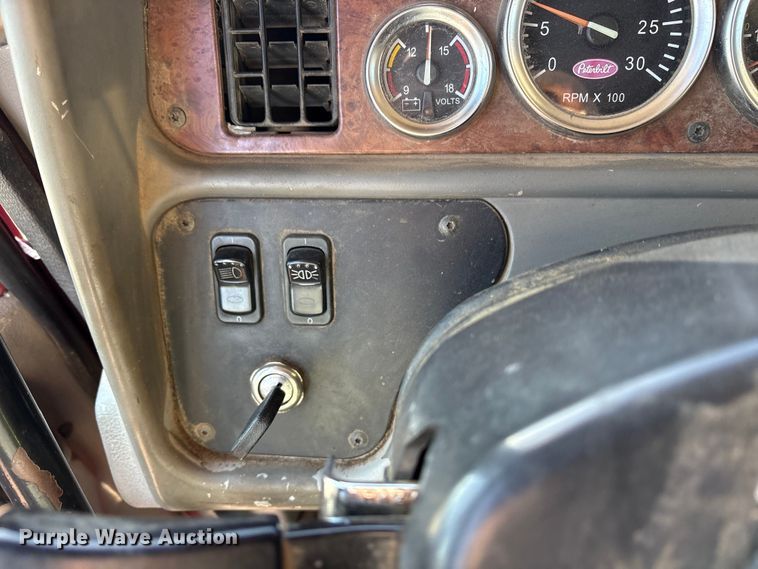 image for item ET7184 2005 Peterbilt 387 semi truck