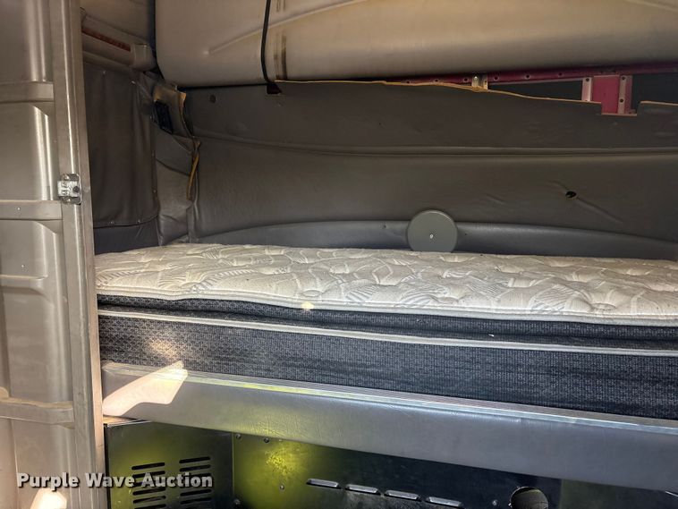 image for item ET7184 2005 Peterbilt 387 semi truck