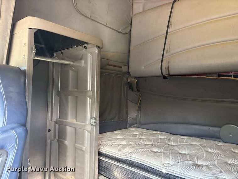 image for item ET7184 2005 Peterbilt 387 semi truck