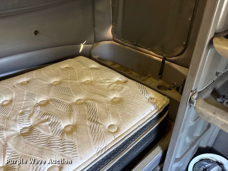 image for item ET7184 2005 Peterbilt 387 semi truck