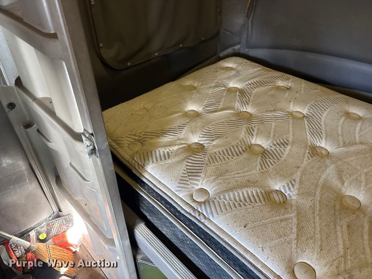 image for item ET7184 2005 Peterbilt 387 semi truck