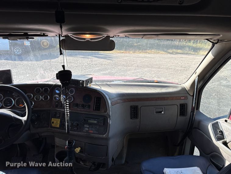 image for item ET7184 2005 Peterbilt 387 semi truck