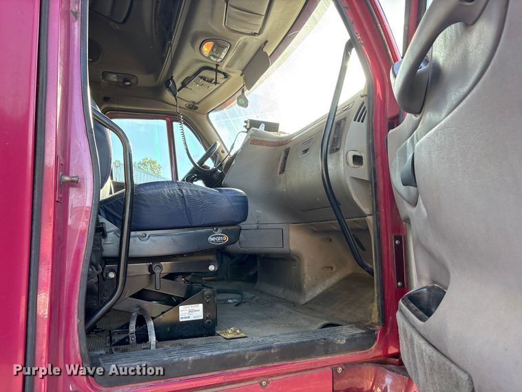 image for item ET7184 2005 Peterbilt 387 semi truck
