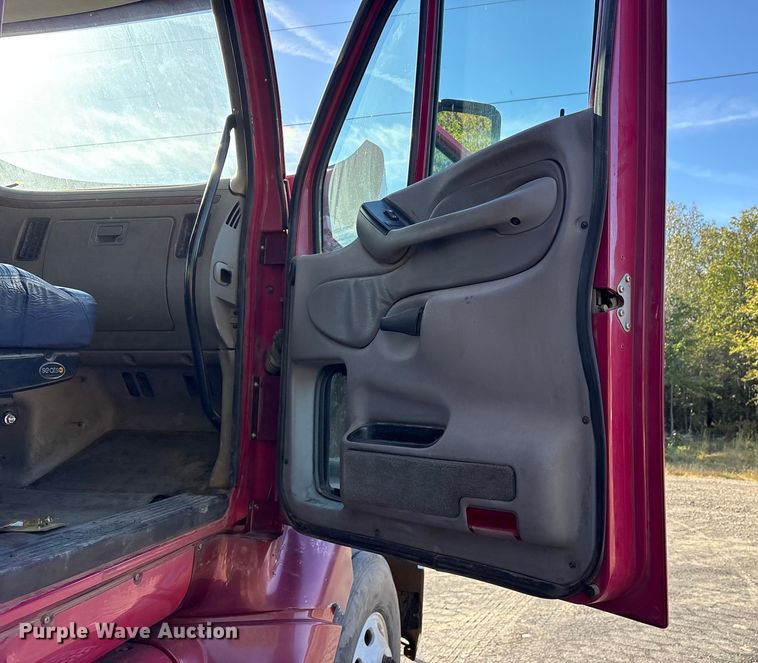 image for item ET7184 2005 Peterbilt 387 semi truck