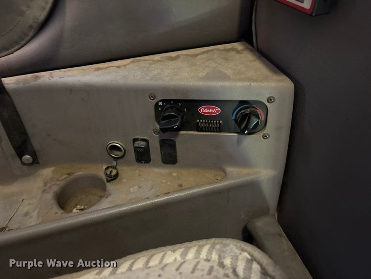 image for item ET7184 2005 Peterbilt 387 semi truck