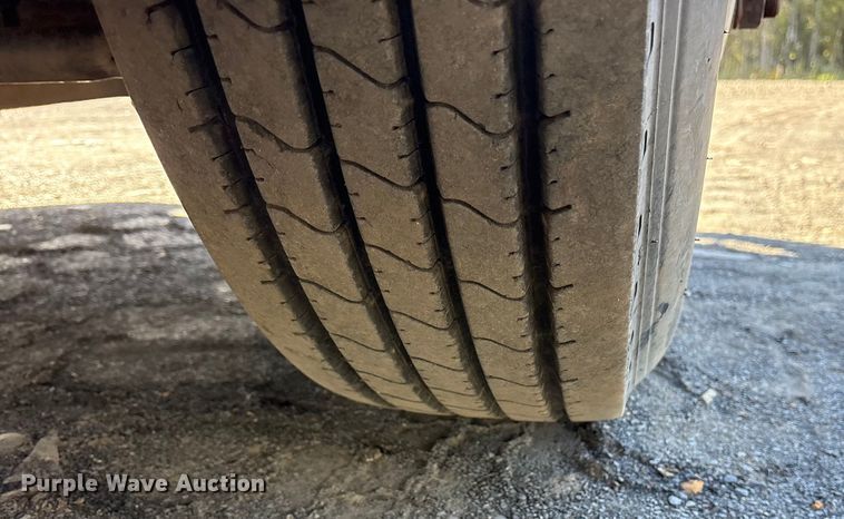 image for item ET7184 2005 Peterbilt 387 semi truck