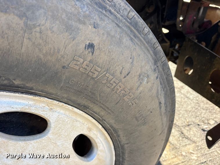 image for item ET7184 2005 Peterbilt 387 semi truck