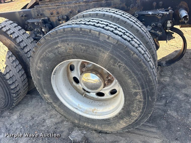 image for item ET7184 2005 Peterbilt 387 semi truck