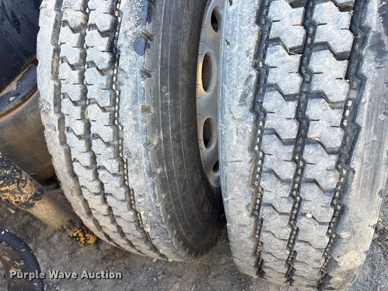 image for item ET7184 2005 Peterbilt 387 semi truck