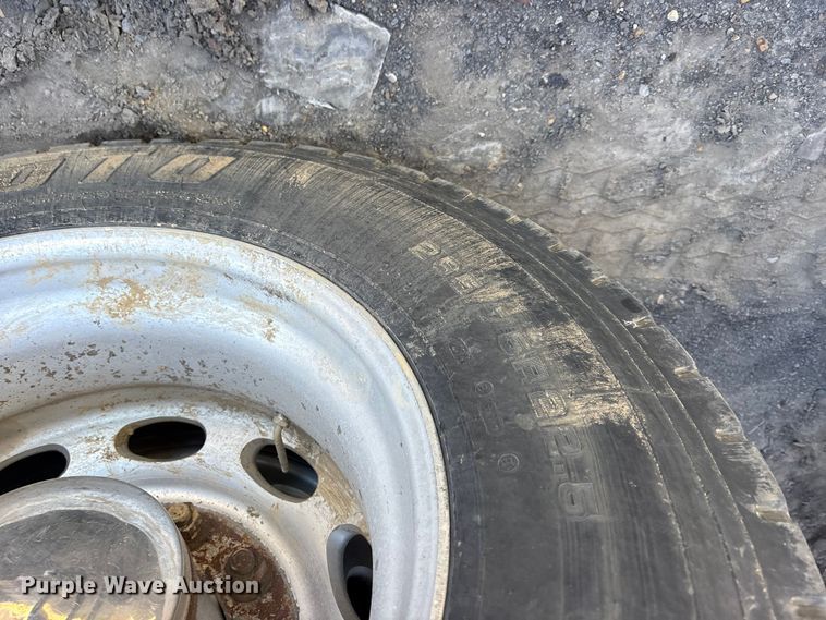 image for item ET7184 2005 Peterbilt 387 semi truck