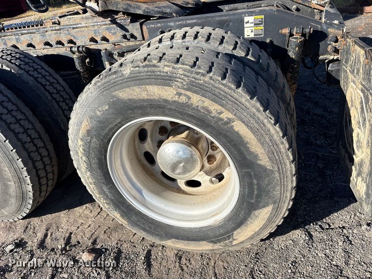 image for item ET7184 2005 Peterbilt 387 semi truck