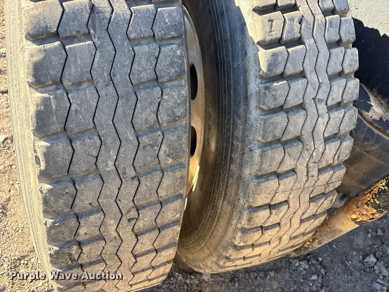 image for item ET7184 2005 Peterbilt 387 semi truck