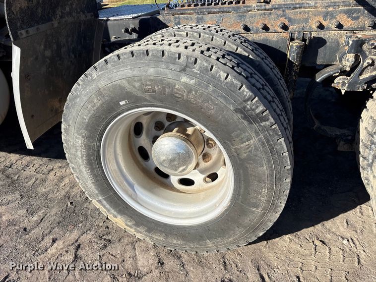 image for item ET7184 2005 Peterbilt 387 semi truck