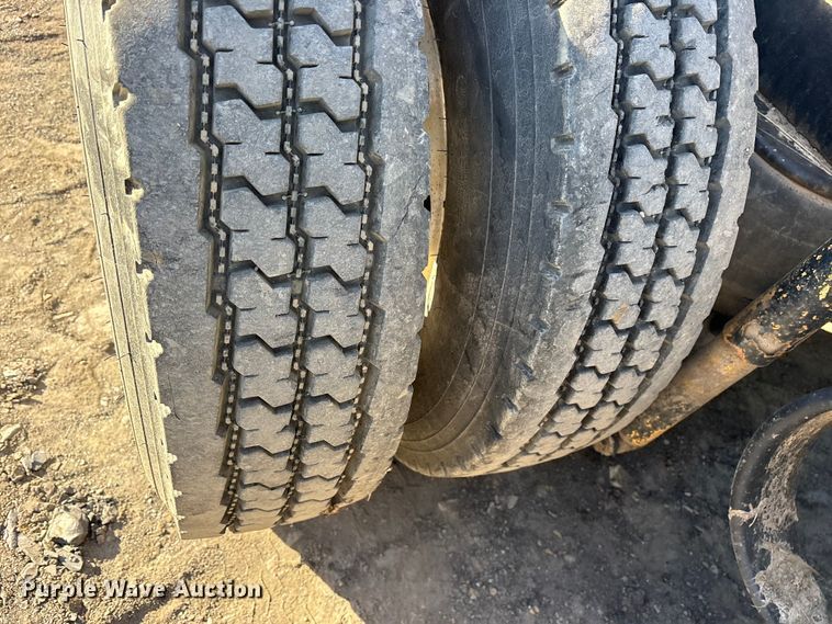 image for item ET7184 2005 Peterbilt 387 semi truck