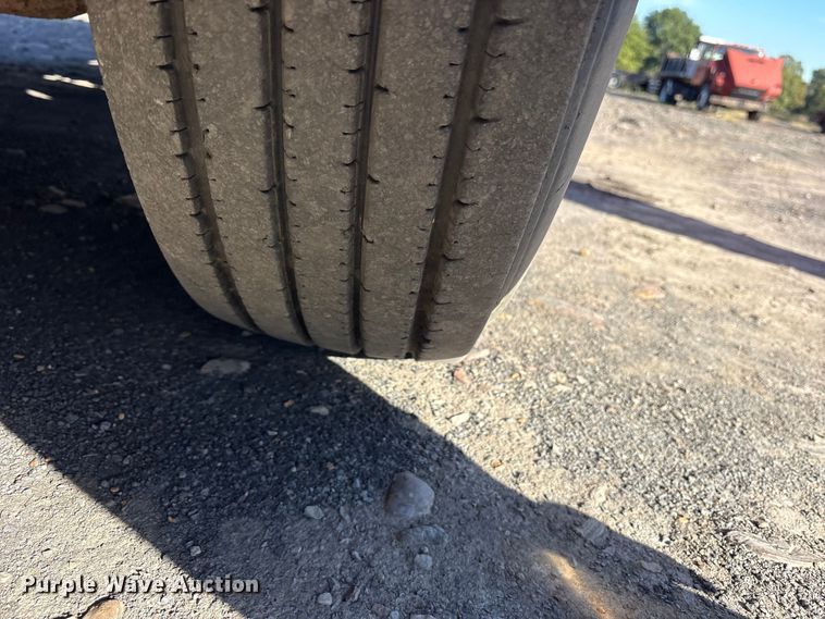 image for item ET7184 2005 Peterbilt 387 semi truck