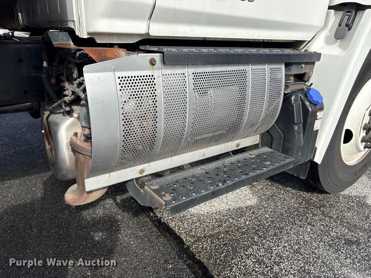 image for item ET8584 2017 Hino 268 box truck