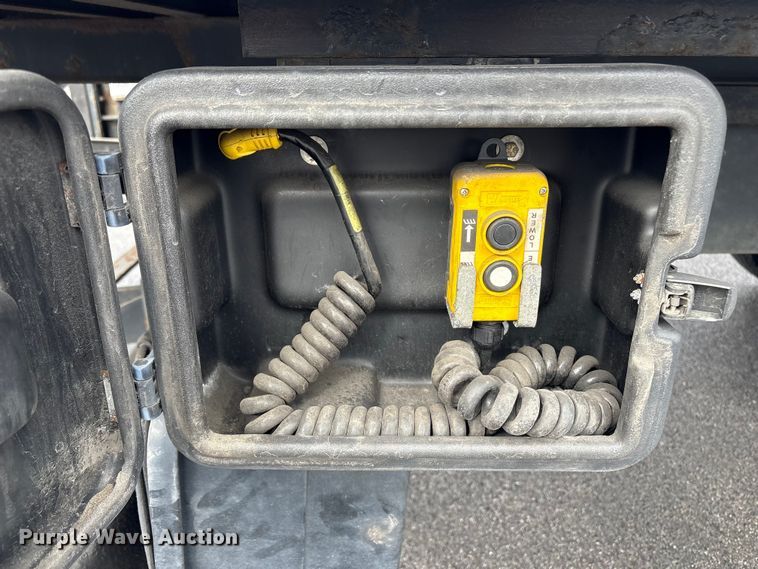 image for item ET8584 2017 Hino 268 box truck