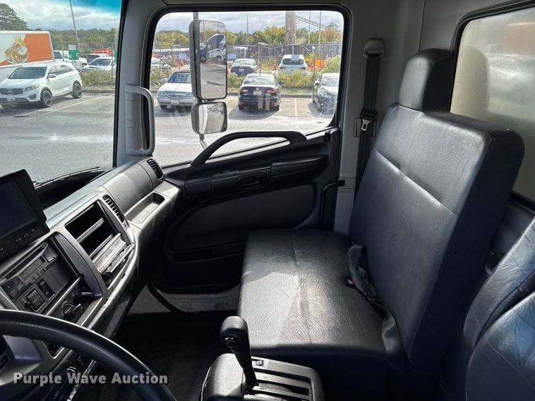 image for item ET8584 2017 Hino 268 box truck