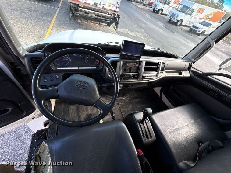 image for item ET8584 2017 Hino 268 box truck