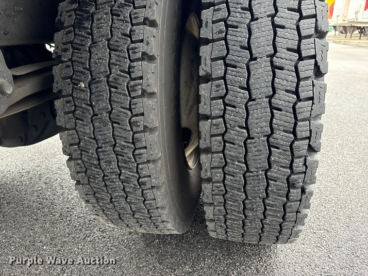 image for item ET8584 2017 Hino 268 box truck