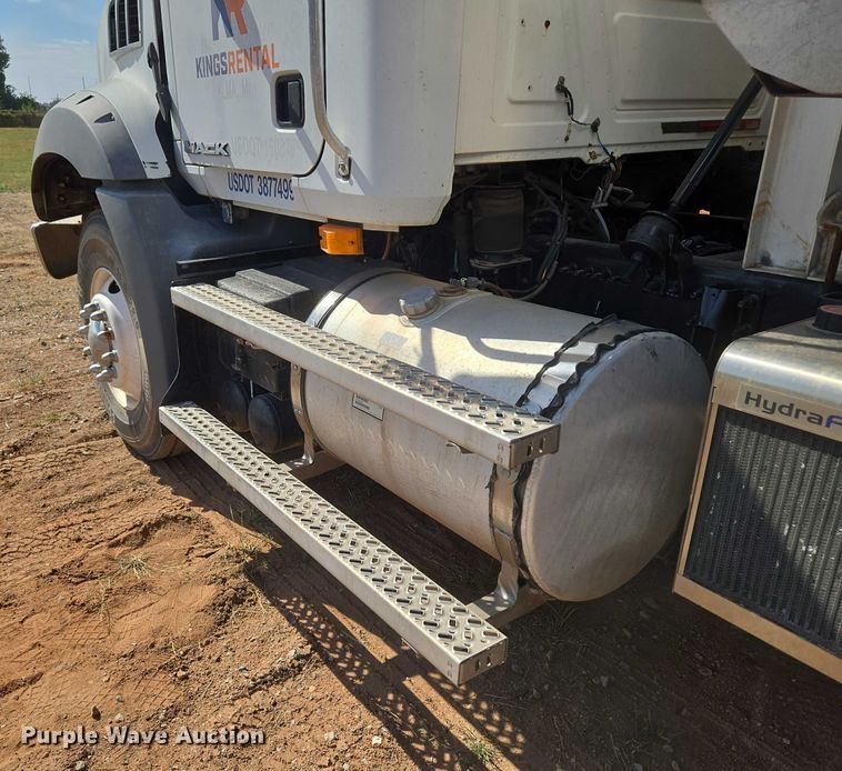 image for item EU3827 2010 Mack GU813 semi truck