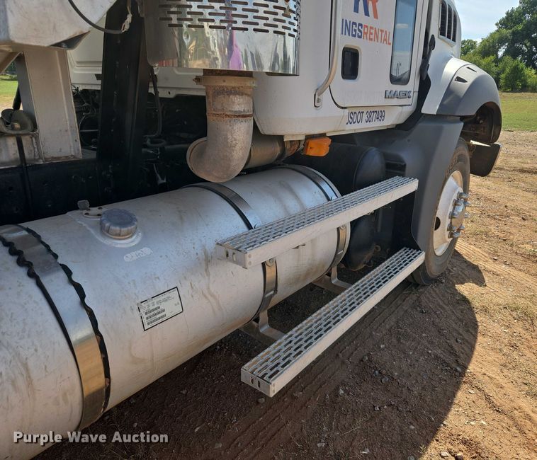 image for item EU3827 2010 Mack GU813 semi truck