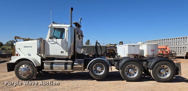 image for item EU3877 2005 Western Star 4900 semi truck