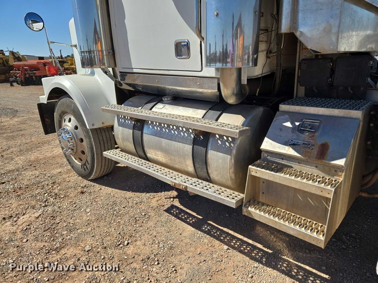 image for item EU3877 2005 Western Star 4900 semi truck