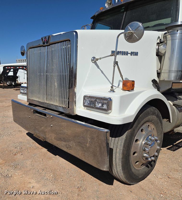 image for item EU3877 2005 Western Star 4900 semi truck