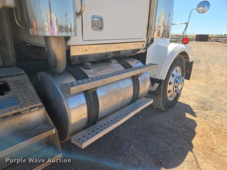 image for item EU3877 2005 Western Star 4900 semi truck