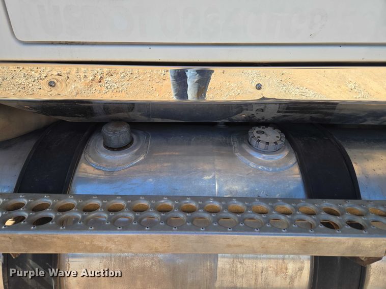 image for item EU3877 2005 Western Star 4900 semi truck