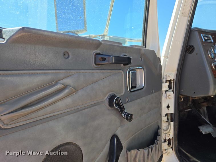 image for item EU3877 2005 Western Star 4900 semi truck