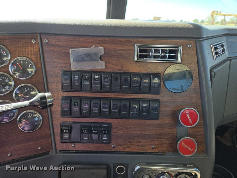 image for item EU3877 2005 Western Star 4900 semi truck