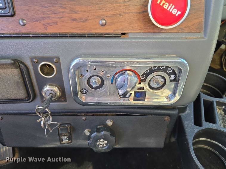 image for item EU3877 2005 Western Star 4900 semi truck